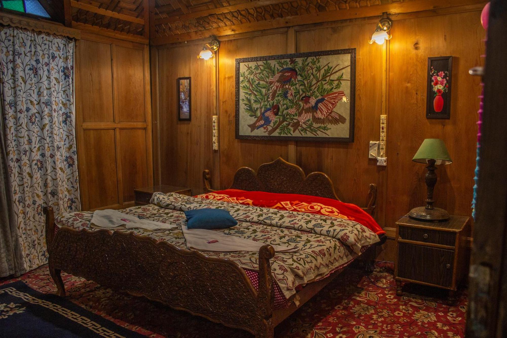 House Boat New Manora Bed & Breakfast Srinagar  Exterior photo