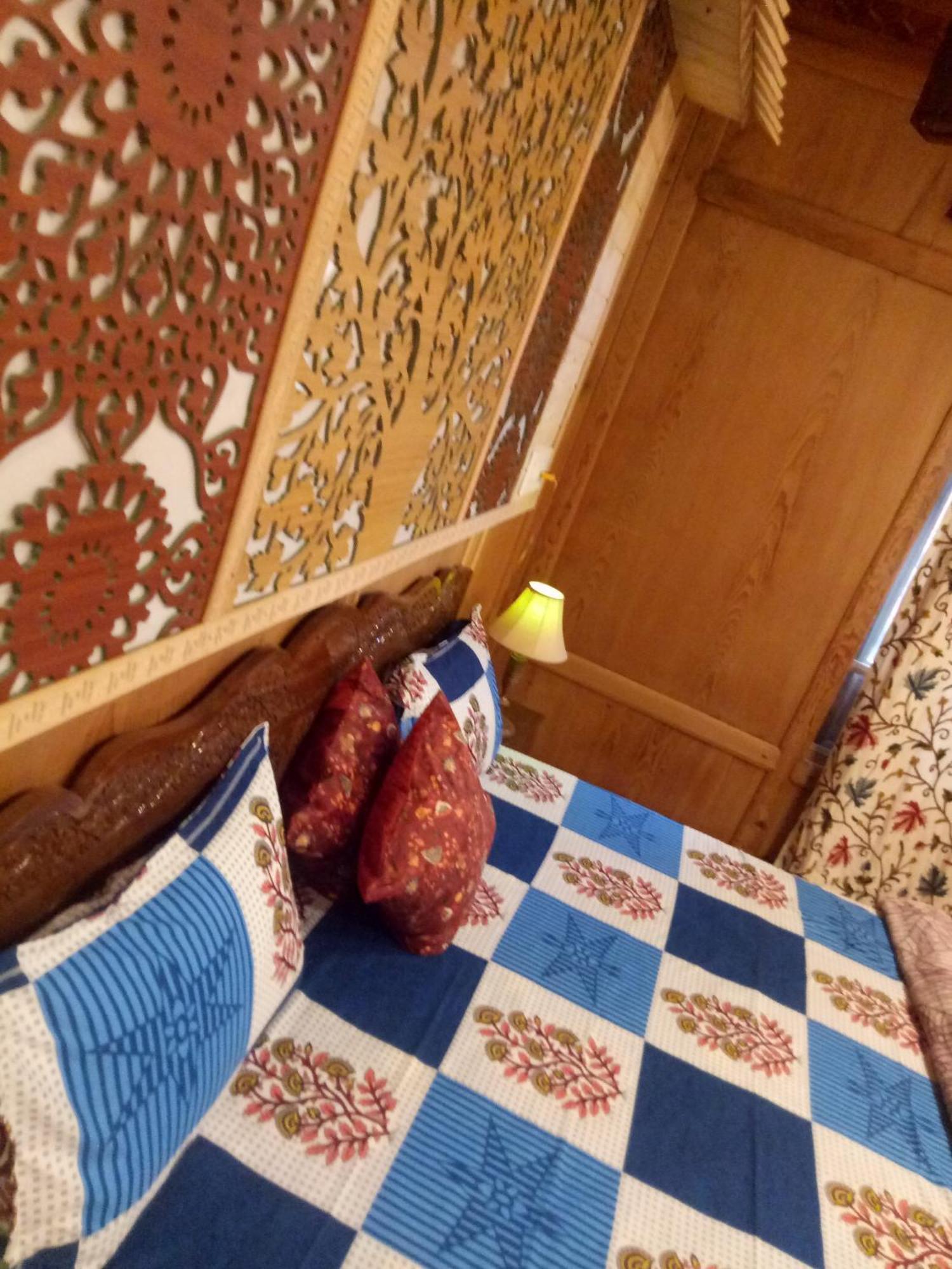 House Boat New Manora Bed & Breakfast Srinagar  Exterior photo